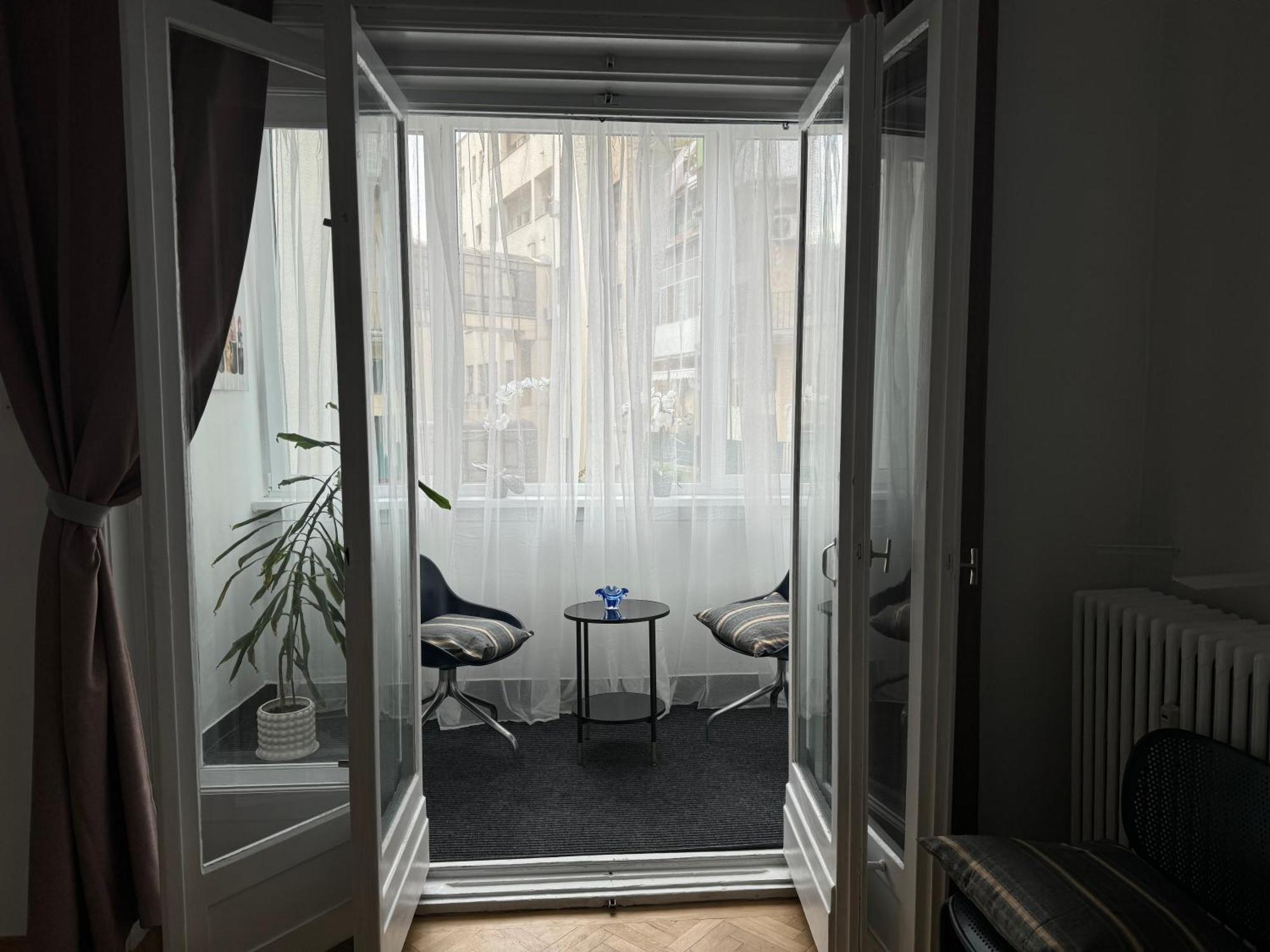 Airy & Beautiful Downtown Apartment Букурещ Екстериор снимка